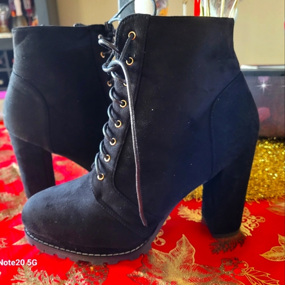 Very Stylish Ankle boot. - Picture 1 of 2